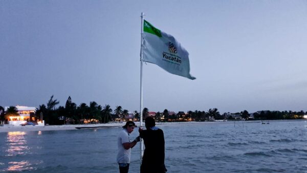 Gobierno del Estado de Yucatán instaló 17 banderas que alertarán de la presencia de rocas marinas en la costa Yucateca y en los próximos días se implementará un sistema de boyas para protección de los bañistas