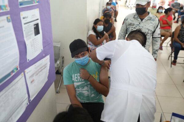 Inicia vacunación contra el Coronavirus en personas entre 18 y 29 años en 10 municipios del estado