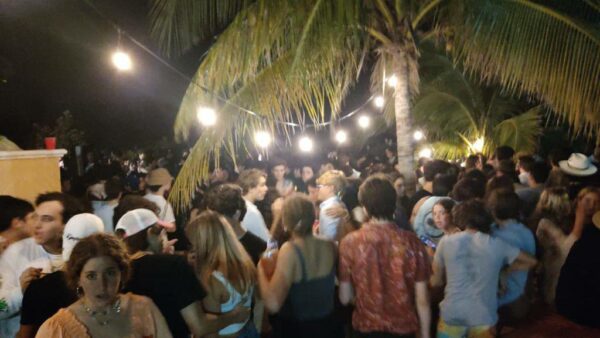 Clausuran fiesta con más de 300 personas que se realizaba en una casa de Chicxulub Puerto