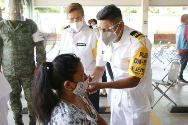 Personas de 50 a 59 años de edad acuden a módulos de vacunación de Mérida para recibir la segunda dosis contra el Coronavirus
