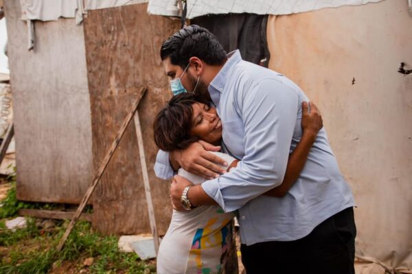 Empresario restaurantero cumplió en construirle una a casa a Cristopher