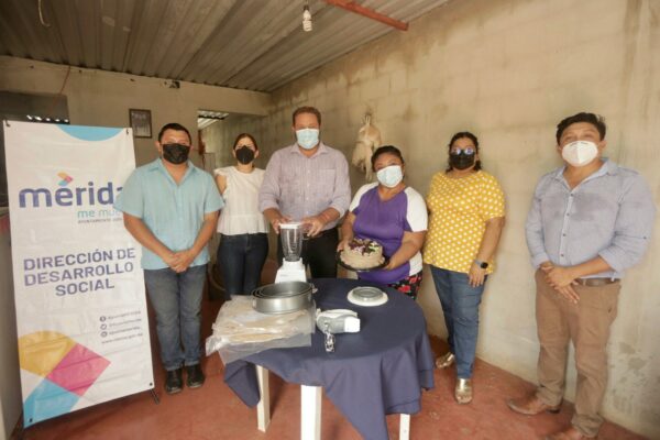 Las políticas públicas implementadas por el Ayuntamiento de Mérida, que encabeza Renán Barrera Concha, dirigidas a brindar una mejor calidad de vida a las y los meridanos han demostrado su efectividad en todos los ámbitos de su injerencia. Sara Aracelly Pech Rodríguez es el claro ejemplo de que, con los apoyos adecuados y la voluntad comunitaria y de las autoridades, se puede salir adelante pese a la adversidad. Ella tiene una discapacidad auditiva que se le presentó después de los 30 años debido a una infección ótica, situación que limitó sus capacidades de interacción y desarrollo interpersonal, ocasionando que perdiera su empleo y tuviera una afectación directa en su economía. En este sentido, cabe destacar el esfuerzo realizado por la Comuna en las diferentes vertientes de atención a la ciudadanía; no solo en materia de desarrollo urbano e infraestructura sino también en lo que se refiere a la salud y economía de las familias, y en todos los aspectos que inciden en el bienestar de las y los meridanos, aspectos plasmados en la presente administración municipal. Durante un recorrido por la zona donde se ubica el asentamiento irregular de San Luis Sur Dzununcán realizado por el Departamento de Vinculación con Organismos Sociales, perteneciente a la Dirección de Desarrollo Social que encabeza José Luis Martínez Semerena, buscó generar vínculos de apoyo para cubrir algunas de las necesidades de Sara Aracelly. De esta manera, se realizaron diversas acciones como la donación de una estufa de cuatro quemadores con horno, a cargo de un grupo de voluntarias en diciembre de 2020; la inscripción al curso de repostería de los Centros de Desarrollo Integral en la modalidad virtual en enero de 2021 para que pudiera capacitarse en repostería y así fortalecer sus competencias personales para mejorar sus ingresos, de igual forma se le inscribió a las clases de LSM (Lengua de señas mexicana) para ella y sus hijos. En la última visita, el titular de la Dirección de Desarrollo Social, le entregó un kit de repostería como parte del programa “Surte tu negocio” que consiste en una batidora de mano de 2 aspas, una licuadora de 10 velocidades con vaso de 1.5 LT, un juego de 3 moldes desmontables para hornear, un kit de decoración para pasteles y 5 bases para mesa de dulces de madera MDF. Por instrucciones del alcalde Renán Barrera, creamos este programa de inclusión laboral precisamente pensando en dar oportunidades a personas con alguna discapacidad, para que tengan un medio para superarse, brindar herramientas que les ayude a salir adelante y ser independientes, puntualizó Martínez Semerena. Sara es el ejemplo de que después de trabajar como empleada en una escuela, hoy es su propia jefa. Además, estamos muy orgullosos y contentos de que como Ayuntamiento ya estamos metiendo el agua y la luz en la zona, además de la pavimentación de la avenida principal, que le generará un beneficio aún mayor a la comunidad y a ella en particular, gracias a las acciones y compromisos cumplidos de parte del Alcalde”, finalizó.