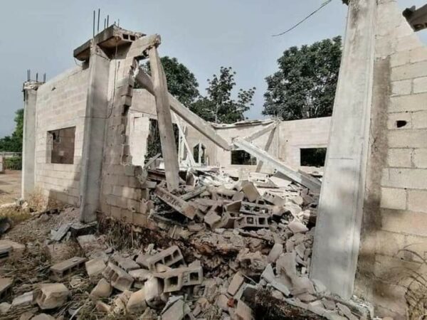 Se derrumba una iglesia en construcción y los feligreses se salvaron