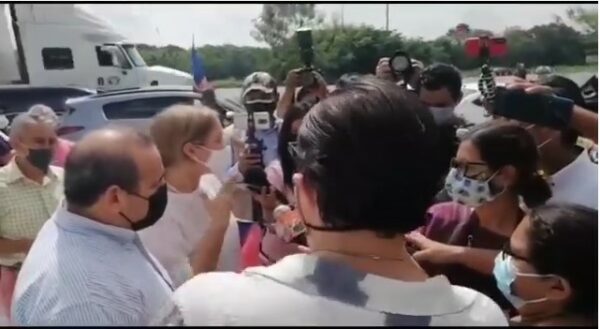 Confrontación entre activistas a favor del matrimonio igualitario y defensores de la familia natural