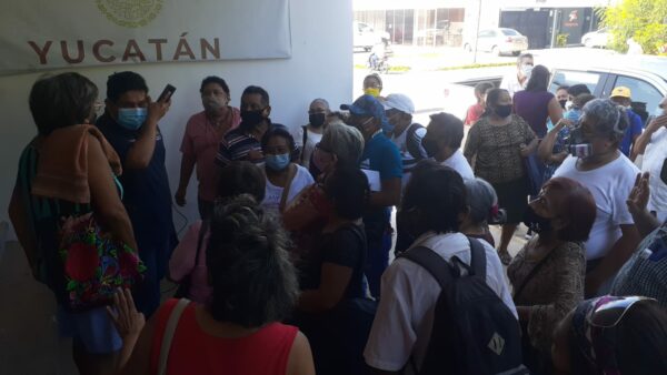 Protestan en la delegación de la Secretaría del Bienestar para ser incluidos en el programa de pensiones para los adultos mayores