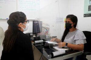La titular SemujeSemujeres capacitará a personal de “Médico 24/7” para detectar casos de violencia contra la mujer en el interior del Estadores capacitará a personal de “Médico 24/7” para detectar casos de violencia contra la mujer en el interior del Estadode Semujeres, María Cristina Castillo Espinosa anunció que la dependencia capacitará al personal médico que labora en el programa “Médico 24/7” con el fin de que puedan detectar, de manera temprana, indicios de diversos tipos de violencia hacia las mujeres que utilizan éste servicio en todos los municipios del interior del Estado. La funcionaria explicó que la capacitación abarcará aspectos como la atención integral de la violencia familiar y sexual, información sobre la red de servicios especializados, rutas de canalización legal y orientación psicológica, fortalecimiento de la perspectiva de género, derechos humanos y la cultura de la no discriminación. -El programa Médico 24/7; explicó es un valioso punto de referencia para seguir fortaleciendo la perspectiva de género en todo Yucatán. Actualmente, detalló, el programa cuenta con 153 doctores y tiene una cobertura en 105 municipios del Estado y al año se ofrecen 237 mil 939 consultas médicas. Para tener una idea, indicó, en lo que va del 2021, en los consultorios de este programa de atención de primer nivel se han atendido a 55,014 mujeres, con un promedio semanal de 1,775 dentro de un rango de edad de 0 a 103 años por diversas afecciones médicas. La capacitación que arrancará esta semana, dijo, no sólo fortalecerá el ámbito de acción de la dependencia en el interior del Estado sino que además permitirá crear un registro de la población atendida que vive en condiciones de vulneración social y violencias, por conducto del Banco Estatal de Datos e Información sobre Casos de Violencia contra las Mujeres (Baesvim). Las acciones, agregó, se enmarcan en una nueva etapa de mejoramiento de la atención integral hacia las mujeres garantizando más y mejores servicios públicos con perspectiva de género. Castillo Espinosa, informó que con la colaboración de los Servicios de Salud de Yucatán (SSY) y la Secretaría de Desarrollo Social (Sedesol) se capacitará a los servidores públicos en la Norma Oficial Mexicana (NOM) 046-SSA2-2005, que habla sobre los criterios para la prevención y atención violencia familiar, sexual y contra las mujeres, y la manera de proporcionarles ayuda integral. El esquema de formación incluye a 509 personas, de las cuales 339 corresponden al personal médico y 170, al administrativo y de otras áreas de la Sedesol. Recordó que en el marco de esta misma colaboración interinstitucional del gobierno del Estado se capacitó a 132 profesionales de medicina, enfermería y trabajo social del programa “Médico a Domicilio”, adscritos a los municipios de Mérida, Valladolid y Tekax, promoviendo servicios públicos de calidad, integrales y sensibles. -Con este trabajo en conjunto, a través de los consultorios médicos del programa, la Secretaría de las Mujeres amplía su radio de acción para favorecer mejores servicios y una atención integral a las mujeres que viven en el Estado,-puntualizó.