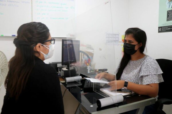 La titular Semujeres capacitará a personal de “Médico 24/7” para detectar casos de violencia contra la mujer en el interior del Estadode Semujeres, María Cristina Castillo Espinosa anunció que la dependencia capacitará al personal médico que labora en el programa “Médico 24/7” con el fin de que puedan detectar, de manera temprana, indicios de diversos tipos de violencia hacia las mujeres que utilizan éste servicio en todos los municipios del interior del Estado. La funcionaria explicó que la capacitación abarcará aspectos como la atención integral de la violencia familiar y sexual, información sobre la red de servicios especializados, rutas de canalización legal y orientación psicológica, fortalecimiento de la perspectiva de género, derechos humanos y la cultura de la no discriminación. -El programa Médico 24/7; explicó es un valioso punto de referencia para seguir fortaleciendo la perspectiva de género en todo Yucatán. Actualmente, detalló, el programa cuenta con 153 doctores y tiene una cobertura en 105 municipios del Estado y al año se ofrecen 237 mil 939 consultas médicas. Para tener una idea, indicó, en lo que va del 2021, en los consultorios de este programa de atención de primer nivel se han atendido a 55,014 mujeres, con un promedio semanal de 1,775 dentro de un rango de edad de 0 a 103 años por diversas afecciones médicas. La capacitación que arrancará esta semana, dijo, no sólo fortalecerá el ámbito de acción de la dependencia en el interior del Estado sino que además permitirá crear un registro de la población atendida que vive en condiciones de vulneración social y violencias, por conducto del Banco Estatal de Datos e Información sobre Casos de Violencia contra las Mujeres (Baesvim). Las acciones, agregó, se enmarcan en una nueva etapa de mejoramiento de la atención integral hacia las mujeres garantizando más y mejores servicios públicos con perspectiva de género. Castillo Espinosa, informó que con la colaboración de los Servicios de Salud de Yucatán (SSY) y la Secretaría de Desarrollo Social (Sedesol) se capacitará a los servidores públicos en la Norma Oficial Mexicana (NOM) 046-SSA2-2005, que habla sobre los criterios para la prevención y atención violencia familiar, sexual y contra las mujeres, y la manera de proporcionarles ayuda integral. El esquema de formación incluye a 509 personas, de las cuales 339 corresponden al personal médico y 170, al administrativo y de otras áreas de la Sedesol. Recordó que en el marco de esta misma colaboración interinstitucional del gobierno del Estado se capacitó a 132 profesionales de medicina, enfermería y trabajo social del programa “Médico a Domicilio”, adscritos a los municipios de Mérida, Valladolid y Tekax, promoviendo servicios públicos de calidad, integrales y sensibles. -Con este trabajo en conjunto, a través de los consultorios médicos del programa, la Secretaría de las Mujeres amplía su radio de acción para favorecer mejores servicios y una atención integral a las mujeres que viven en el Estado,-puntualizó.