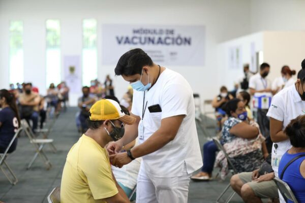 Personas de 40 a 49 años de edad de Mérida continúan recibiendo la segunda dosis de la vacuna contra el Coronavirus