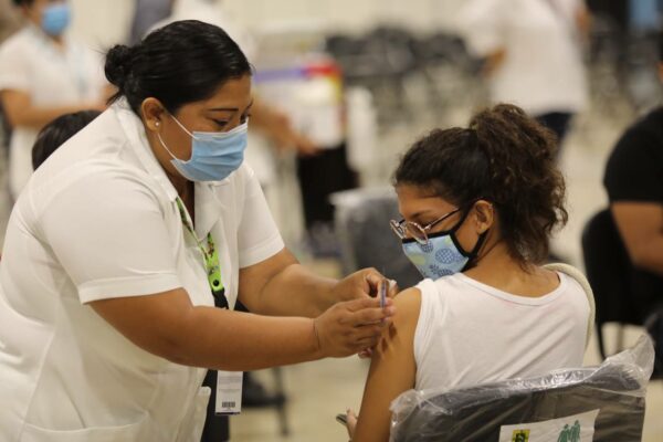 Arranca aplicación de segundas dosis contra el Coronavirus de la farmacéutica Pfizer a personas que viven en Mérida