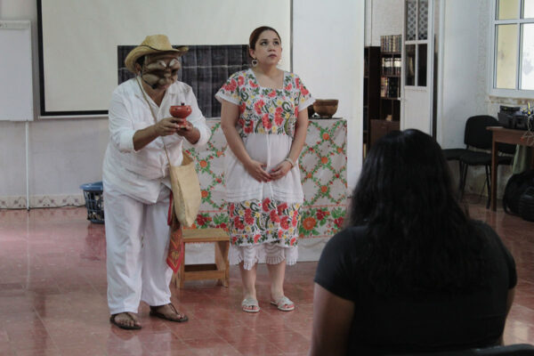 Niñas y jóvenes conocen las historias de vida del Abuelo Pedro