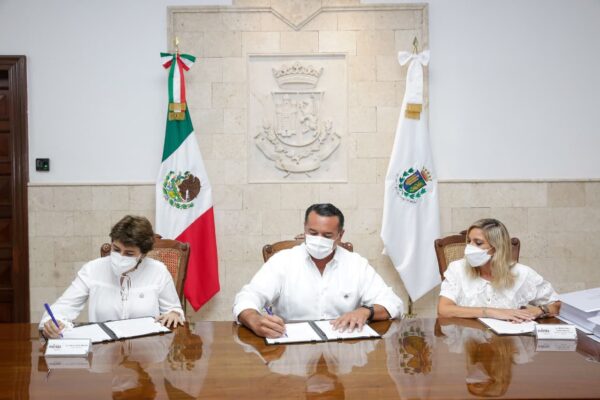 En un acto histórico, el alcalde Renán Barrera firma el acta de entrega-recepción de la administración municipal