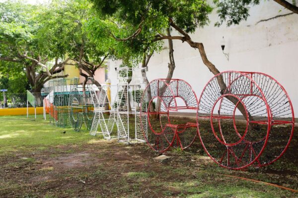 Mérida se ilumina con la decoración de calles, avenidas, glorietas y parques con motivo del mes patrio