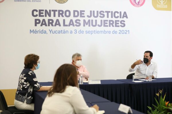 Recorre el Gobernador Mauricio Vila Dosal el Centro de Justicia para las Mujeres y se reúne con titulares de instancias que ahí ofrecen atención integral a mujeres víctimas de violencia