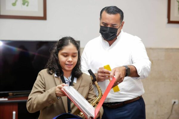 El alcalde Renán Barrera recibió la visita de Mayra Medina González, destacada académica y deportista