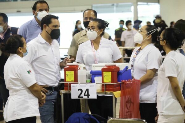 El Gobernador Mauricio Vila Dosal supervisa en Mérida vacunación de personas de 18 a 29 años