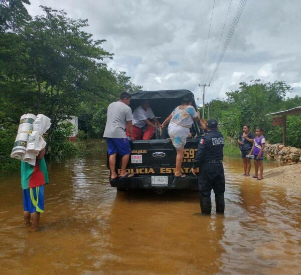 Gobierno del Estado atiende a comunidades afectadas por las lluvias en el sur del estado
