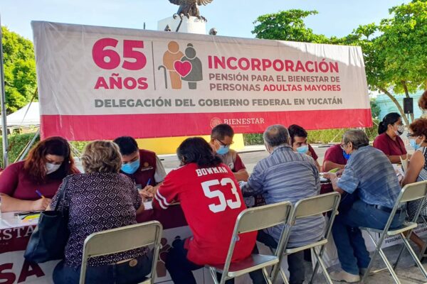 Invitan a las personas adultas que viven en el centro a registrarse al programa 65 y más