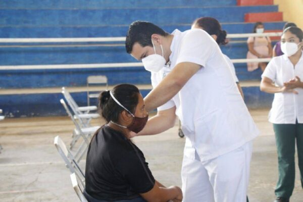 Sin contratiempos, inicia vacunación contra Coronavirus para personas de 30 a 39 años, en Tizimín y Umán