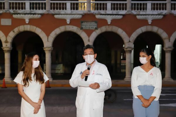 El Palacio Municipal y el Monumento a la Patria se iluminan de rosa para concientizar la detección oportuna del cáncer