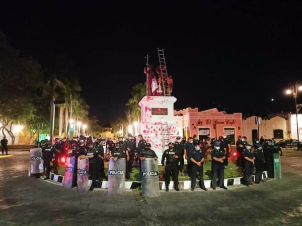Policías agreden a manifestantes en el Monumento a los Montejo