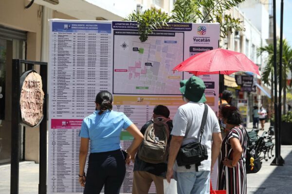 Gobierno del Estado implementa operativo para mantener informados a usuarios de transporte público, ante la reubicación de paraderos del Centro Histórico de Mérida