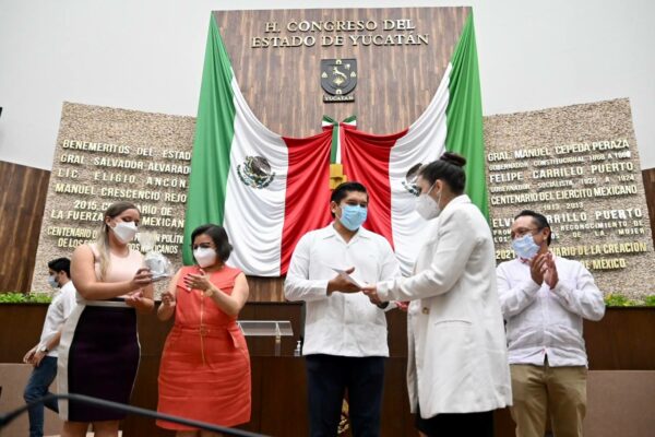 Alumnos de la Facultad de Derecho de la Uady conocen la labor del Congreso “Legislando por un Día”