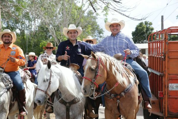El alcalde Renán Barrera se sumó a la cabalgata con Causa Tekax 2021