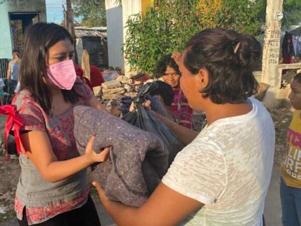 La diputada local Dafne López Osorio ayudó a las familias damnificadas por el incendio