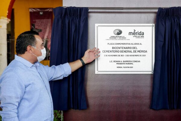 Alcalde Renán Barrera devela placa conmemorativa por los 200 años del Cementerio General de Mérida