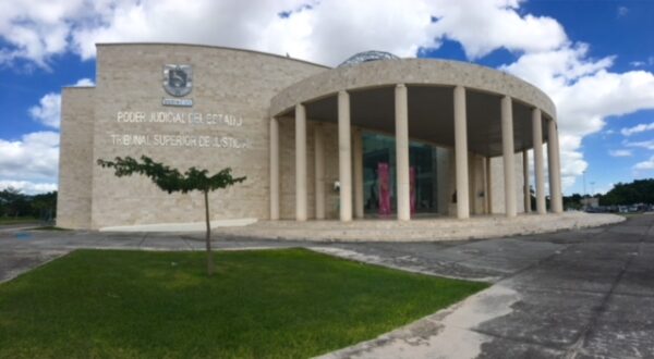 En audiencia realizada hoy en el Centro de Justicia Oral de Umán ante el Juez de Control del cuarto distrito judicial del sistema penal acusatorio, José Enrique Sáenz Dzul, una persona fue imputada por su probable participación en hechos con apariencia de delito de feminicidio. Los representantes de la Fiscalía Estatal informaron al detenido que iniciaron una investigación (imputación) por su probable participación en los siguientes hechos: “Que el 10 de noviembre de 2021, entre las 3:00 y 3:30 horas, el imputado privó de la vida, por razones de género, a su expareja sentimental, a quien atacó con un arma punzocortante en varias ocasiones, provocándole lesiones que le ocasionaron la muerte” Posteriormente a la imputación, los representantes de la Fiscalía estatal solicitaron al Juez de Control resolver la situación jurídica del imputado.Sin embargo, éste y su defensa se acogieron a la duplicidad del plazo constitucional previsto en la ley para llevar a cabo la audiencia de vinculación a proceso penal. Ante esto, el Juez de Control Sáenz Dzul, informó a las partes que dicha audiencia se realizará el 17 de noviembre del presente año. El juzgador impuso al imputado la medida cautelar oficiosa de prisión preventiva por todo el tiempo que dure el proceso penal