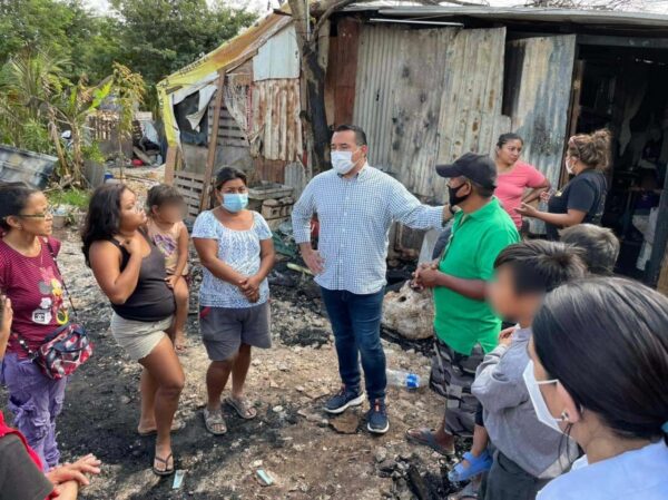 El Alcalde Renán Barrera visitó y atendió a las familias de las colonias afectas por incendios
