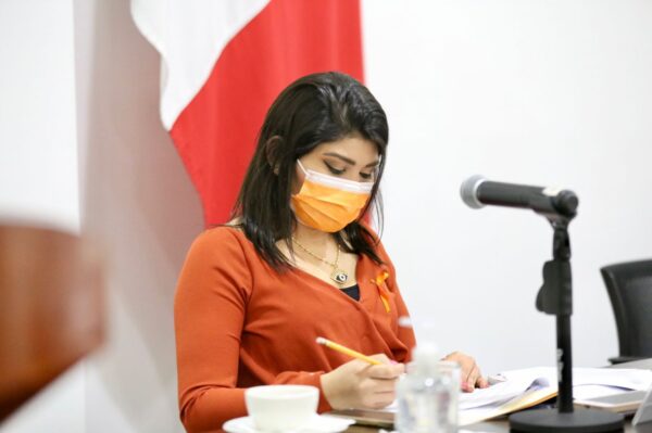 Legisladora morenista aplica la ley del mazo con empleada