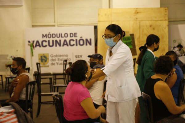 En orden y con agilidad arrancó en la Unidad Deportiva "Kukulcán" la vacunación para personas que faltaban por completar su esquema