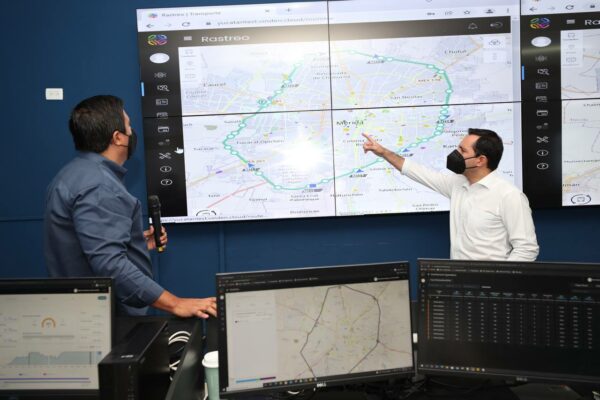El Gobernador Mauricio Vila Dosal supervisa el Centro de Control y Monitoreo del sistema de transporte público "Va y ven"