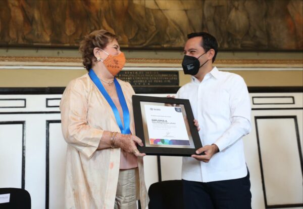 Por promover la cultura e historia del estado, Margarita Díaz Rubio recibe la Medalla Yucatán 2021