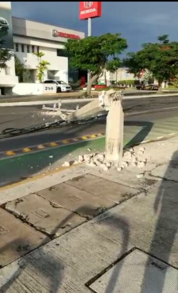 Tráiler tiró cinco postes de la CFE en la avenida Prolongación Paseo de Montejo