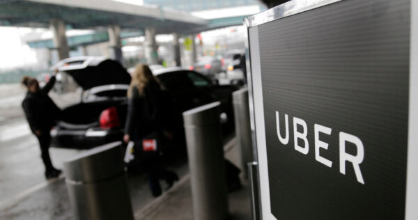 UBER colapsa, largos tiempos de espera y tarifas elevadas