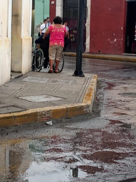 No los vi”: expresó un conductor que mojó a una persona con discapacidad