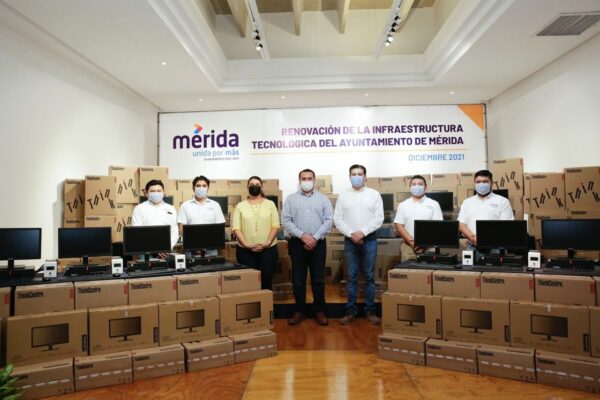 El Alcalde Renán Barrera supervisa la modernización de equipos de cómputo en dependencias municipales