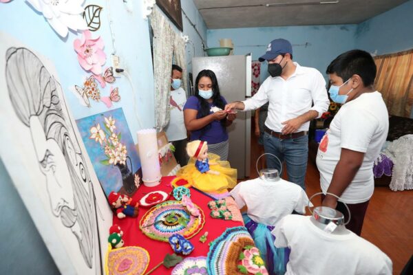 Gobernador Mauricio Vila Dosal visita negocio de talentosa mujer de Cansahcab