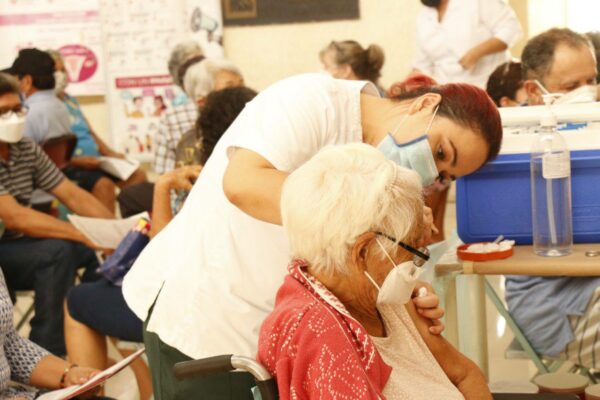 Adultos mayores de 24 municipios del interior del estado recibirán la tercera dosis de la vacuna contra el Coronavirus del 27 al 29 de diciembre