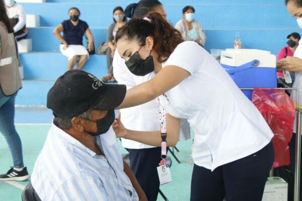 Aplicarán primera dosis de vacuna contra el Coronavirus a adolescentes de 15 a 17 años y refuerzo a los adultos mayores de 38 municipios