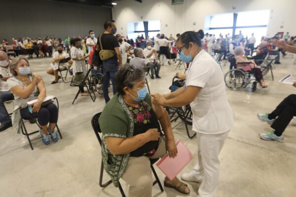 Adultos mayores de 60 años de Mérida empiezan a recibir refuerzo de la vacuna contra el Coronavirus