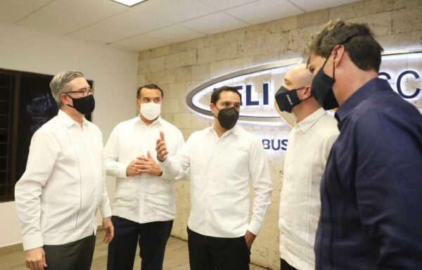 La empresa líder mundial en aeronáutica Airbus llegó a Yucatán, al inaugurar el Gobernador Mauricio Vila Dosal el primer Centro de Formación y Capacitación de Pilotos de Helicópteros “Heliescuela” del sureste del país, resultado de la alianza entre Yucatán y la empresa francesa, que consolida al estado como un referente de la industria aeroespacial y la instrucción de calidad profesional de pilotos, no sólo de México, sino de toda América Latina y Norteamérica. En ese marco, Ricardo Capilla, CEO de Airbus Helicopters en México, destacó la visión, resiliencia y dedicación del Gobernador en la búsqueda y gestión de este proyecto, y agradeció el ecosistema que ha generado, hacia una economía de valores y negocios, para que este tipo de servicios sea posible. "Estamos orgullosos de este nuevo capítulo y estamos seguros que esta alianza con Yucatán será a muy largo plazo", agregó. Ahí también, Vila Dosal anunció que su administración ofrecerá becas del 10 hasta el 100% a los yucatecos para estudiar en este espacio, por lo que llamó a quienes deseen ser pilotos de helicópteros, a acercarse y gozar de este beneficio, de manera que lo económico no sea una limitante para ellos. Desde el Aeropuerto Internacional de Mérida, sede de dicha academia, el Gobernador encabezó el corte del listón inaugural de la “Heliescuela", la cual comenzará a operar en enero del próximo año, brindando entrenamiento a estudiantes, no sólo del estado, sino de todo el país, América Latina y Norteamérica, con los últimos adelantos tecnológicos y los estándares más exigentes en temas de seguridad. También, en presencia del titular de la Secretaría de Fomento Económico y Trabajo (Sefoet), Ernesto Herrera Novelo, y el director de Escuela de Aviación México, Alfredo Velázquez Maciel, el Gobernador afirmó que este es un logro que se ve concretado después de una gestión muy larga, pero igual muy ansiada, porque la visión de su administración es transformar las cosas en oportunidades para los yucatecos y el desarrollo del estado. Asimismo, agradeció a Ricardo Capilla y Alfredo Velásquez Jiménez, presidente del Consejo de Administración de la Escuela de Aviación de México, por ser de los principales promotores de que esto llegara y por la confianza puesta en el estado. "Para nosotros, este es el primer paso de la relación a largo plazo que queremos tener con Airbus, una de las empresas más importantes de la industria aeroespacial en todo el mundo y, sin duda, creemos que Yucatán tiene todo para ser un proveedor importante de la industria aeroespacial”, externó. Por otra parte, Vila Dosal destacó que, para que la entidad sea un lugar que sea fructífero para invertir, no basta con sus ventajas, como seguridad, certeza jurídica y calidad de vida, sino que hay que ponerlo en el mapa y, por ello, ha realizado giras de trabajo en diferentes partes del mundo, para llevar lo que ofrecemos. En ese sentido, el Gobernador recordó que, en meses anteriores, han llegado otras importantes compañías, como Amazon y Walmart y, en el tema de la industria naval, indicó que ayer estuvo en la Ciudad de México, junto con la gente de la gigante naval Fincantieri y funcionarios del Gobierno de México, donde se reafirmó que está firme, no solamente la ampliación del Puerto de Progreso, sino también la construcción de las primeras 40 hectáreas adicionales que serán el hogar del astillero más grande de toda América de la firma italiana. "Así, les invito a que sigamos trabajando todos juntos, como lo hacemos aquí, en Yucatán, de la mano, los 3 niveles de Gobierno y la iniciativa privada para crear las condiciones para que, en Yucatán, se siga dando la inversión, se siga dando la generación de empleos", finalizó Vila Dosal. Al dirigir su mensaje, el director de Escuela de Aviación México, Alfredo Velázquez Maciel, agradeció el apoyo que ha recibido el proyecto de creación de esta Heliescuela, la cual afirmó tendrá mucho éxito, ya que ha sido lanzada la primera convocatoria para iniciar operaciones el 31 de enero de 2022. Por su parte, el director de Aeropuertos Regionales del Sureste (ASUR), Héctor Navarrete Muñoz, afirmó que este es un día muy importante para Yucatán, ya que demuestra que el estado está en lo ojos del mundo, como fruto de la labor de promoción que el Gobernador ha realizado en diferentes países, y este Centro abre puertas globales, porque representará la oportunidad de hacer negocios. "Todo esto es gracias al esfuerzo de un Gobierno comprometido, que está transformando las formas de hacer política en Yucatán y está empujando las cosas y buscando la oportunidad se hacer las cosas mejor para que la gente participe y tenga oportunidades. Hoy Yucatán está ocupando el lugar que no corresponde", aseveró. A su vez, director de Heliescuela, Jerome Salagnat, afirmó que este nuevo inicio en el estado marca el inicio de un plan de crecimiento para seguir consolidando esta escuela. "Estoy seguro que Yucatán será un socio estratégico muy importante para nosotros". En la ceremonia, Vila Dosal presenció un espectáculo de apertura, y posteriormente, acompañado de las autoridades, realizó un recorrido por las áreas de Helicóptero, oficinas y simulador, que comprende la Heliescuela. A su vez, Herrera Novelo comentó que la instalación de esta Heliescuela en el estado es resultado de la visión del Gobierno de Vila Dosal de promocionar en diferentes lugares del país y del extranjero las bondades que Yucatán ofrece, lo que ha permitido que lleguen al territorio cada vez más inversiones y más diversificadas, pues ahora también han llegado empresas especializadas en otros sectores como el aeroespacial, automotriz, inmobiliario. El Gobernador ha mantenido una cercana relación con los directivos de esta firma, como Ricardo Capilla, CEO de Airbus Helicopters en México, con quienes en diversas ocasiones se ha reunido, para darles a conocer a Yucatán como un polo atractivo para inversiones, por lo que, durante la Feria Aeroespacial México (Famex) 2021, se anunció que la heliescuela estará en el Aeropuerto Internacional de Mérida y se contempla que abra en enero de 2022, para recibir a estudiantes no sólo del estado, sino de todo el país y de América Latina. La primera cita se dio en el marco de su misión de negocios, durante la edición 53 de la Exposición Internacional de Aeronáutica y Espacio de París, en junio del 2019, donde el Gobernador estuvo promocionando a Yucatán ante empresarios de alto nivel tecnológico y sostuvo encuentros con Bruno du Pradel, vicepresidente internacional de Operaciones y Relaciones Públicas de Airbus, y Pierre Marie Gout, director comercial de la división helicópteros, añadió el titular de la Sefoet. El funcionario abundó que tiempo después, en noviembre de 2019, durante gira de trabajo en Marsella, Francia, el Gobernador se reunió en el Centro de Desarrollo de Ingeniería y Manufactura de Airbus con altos directivos de Airbus Helicopters: Mesrob Karalekian, vicepresidente para América Latina; Martin Werner, vicepresidente de Industria; Alain Krief, director de Inversiones y Participación Industrial; Eric Thébaud, director de Compras, y Mathias Klein, director de Seguridad Operacional. En enero del año pasado, en el marco de la Heli-Expo 2020, realizada en Anaheim, California, Estados Unidos, el Gobernador Vila Dosal firmó el acuerdo de cooperación con la empresa Airbus, compañía especializada en la industria aeroespacial, y la Escuela de Aviación México (EAM), el cual permitió establecer en Yucatán esta escuela de pilotos de helicóptero para toda América Latina, recordó Herrera Novelo. A nivel mundial, Airbus es líder en aeronáutica, espacio y servicios relacionados. En 2018, contaba con una plantilla de alrededor de 134,000 empleados y generó unos ingresos de 64,000 millones de euros. La compañía ofrece la gama más completa de aviones de pasajeros. Asimismo, es líder europeo en la fabricación de aviones de repostaje, de combate, de transporte y para misiones, y además es una de las empresas espaciales líderes a nivel mundial. En helicópteros, Airbus proporciona las soluciones más eficientes del mundo en helicópteros civiles y militares. En México, Airbus tiene una presencia de casi 40 años, una plantilla de 700 empleados directos en sus tres divisiones y genera más de 5,000 empleos indirectos a través de su cadena de suministro. La firma es líder del sector aeroespacial con una cuota de mercado del 60 por ciento en la industria de la aviación comercial. Además, cuenta con 22 aviones de transporte militar en servicio, una flota de 150 helicópteros y una red de comunicación con tecnología Tetrapol que interconecta 32 redes regionales y 200 municipios