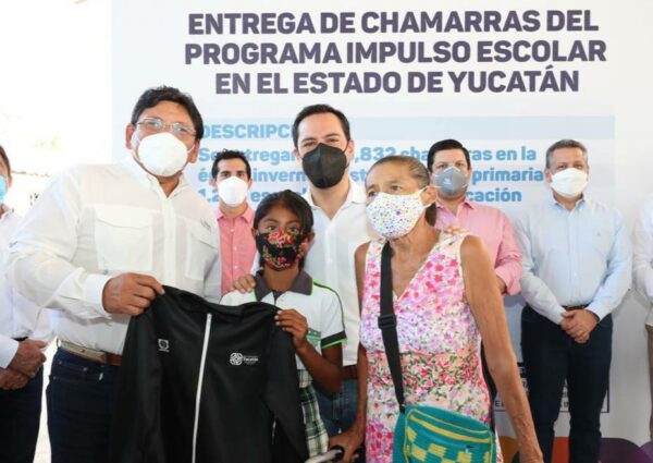El Gobernador Mauricio Vila Dosal comienza la distribución de chamarras del programa Impulso Escolar ante temporada invernal