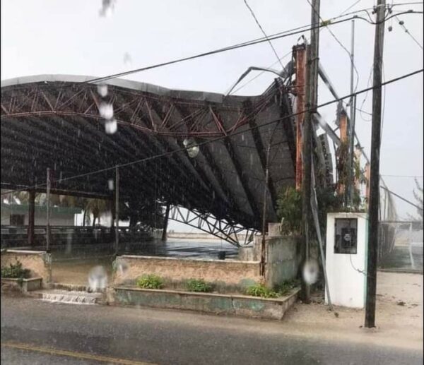 Fuerte lluvia tumba domo en Dzilam de Bravo