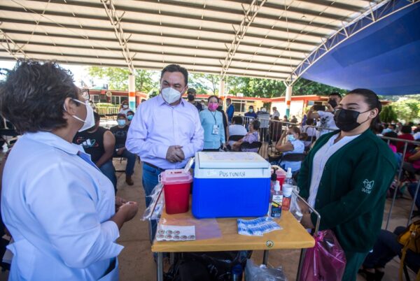 Más de 25 mil trabajadores de la educación de todo el estado reciben la vacuna Moderna