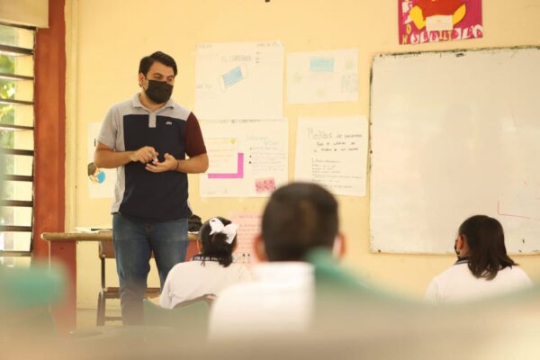 Se registra más de 50 por ciento del personal de educación para recibir la vacuna Moderna