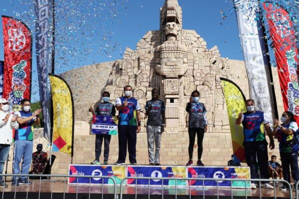 El Alcalde Renán Barrera entrega los premios a los ganadores del Maratón Internacional Mérida 2022
