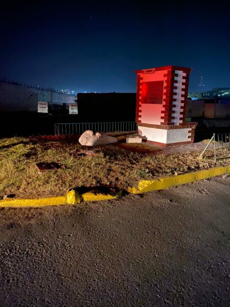 Tiran estatua de AMLO en Atlacomulco, Estado de México